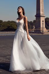 Spaghetti Straps Wedding Dresses Bridal Gowns Sleeveless Lace Applique Wedding Gowns Sweep Train robe de mariée