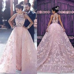 2021 Wunderschöne rosa A-Linien-Brautkleider mit abnehmbarer Schleppe, Stehkragen, ärmelloses, appliziertes Spitzen-Brautkleid, Kapellen-Robe De Mari￩e