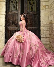 Quinceanera sukienki różowe z ramion z koralikami kryształy paski gorsetowe haft haft słodki bal na bal