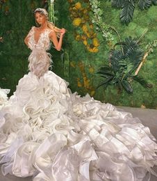 Luxus 2021 Feder Meerjungfrau Brautkleider V-ausschnitt Perlen Kathedrale Zug Spitze Arabisch Dubai Hochzeit Kleid Brautkleider Robe