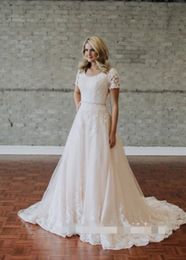 2020 New A-line Modest Wedding Dresses With Short Sleeves Lace Tulle Scoop Neck Buttons Back Country Western Modest Bridal Gowns Custom Made