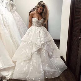 Setwell Strapless A-line Wedding Dresses Sleeveless Sexy Backless Lace Appliques Hand Made Flowers Ruffled Floor Length Bridal Gowns