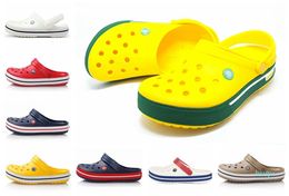 Hot Sale- Summer Sandália Cool Designer Crocse Mulheres Homens Sandálias de Piscina Ao Ar Livre Cholas Sapatos de Praia Slip On Jardim Casual Chuveiro de Água Areia Crock