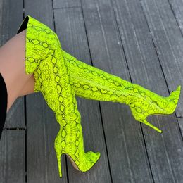 Stivali sopra il ginocchio da donna con punta aperta Stivali con tacco a spillo con motivo stampato in pelle di serpente Scarpe con cerniera gialle di grandi dimensioni