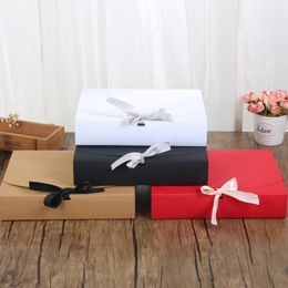 2022 caja de embalaje 24 24 * 19.5 * 7cm caja del Libro Blanco / Negro / marrón / rojo con la cinta de gran capacidad de papel Kraft de cartón caja de regalo de la bufanda Ropa Embalaje DHB1410