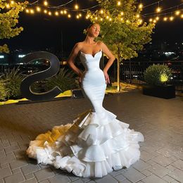 Classy Mermaid Wedding Dresses Strapless Neck Plus Size Tiered Bridal Gowns Sleeveless Sweep Train Satin robe de mariée