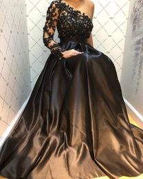 2021 Arabic Dubai One Shoulder Black Prom Dresses A Line Appliques Lace Beaded Satin Formal Long Evening Gowns Party Dress Robe De Soriee