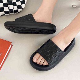 Slippers Men Thick Platform Slippers Chequered Summer Beach Eva Soft Sole Slides Sandals Non Slip Women House Bathing Shoes Solid Colour 220308