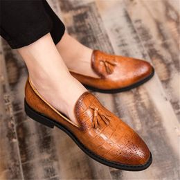 British Style Fashion Men Business Dress shoes Man Pointed toe brogue Bullock office Tassel footwear Wedding Party Shoes