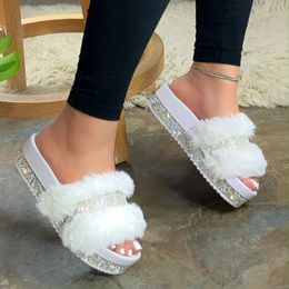 Mulheres de pele de pele branca peludo escorries grandes chinelos de fúria strass slide slide preto florra fofa para as mulheres atacado dropshipping x1020