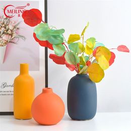 Nordic Small Ceramic Tabletop Vases Decoration Home Handmade Porcelain Vase Filler For Flowers Living Room Office Bathroom Decor LJ201208