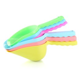 Newest Dog Shovels Pet Plastic Food Feeder Multi Color Portable Cat Foodstuff Scoop Spade Environmental Friendly Non Toxic Dog Supplies 9081