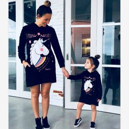 Mother Daughter Unicorn Print Sweatshirts Winter Family Matching Cute Clothes Outwear Mom And Daughter Clothes Tops Black LJ201110