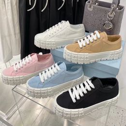 Lady Designer Casual Shoes Triangle Thick Sole Double Wheel Nylon Sneakers Women White Canvas Luxury Low Leather Shoes V041