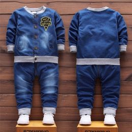 neuer zweiteiliger, lässiger, mit Buchstaben bedruckter Babykleidungs-Jeans-Cardigan-Anzug LJ201023