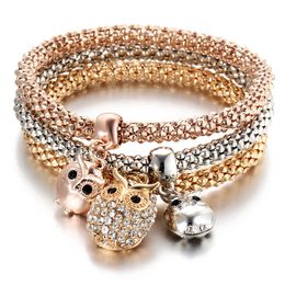 Schmuck Damen Armbänder aus dreifarbigem Set, elastische Popcorn-Kette, Diamant-Schmetterlings-Anhänger, Charms-Armband für Frauen, Geschenk