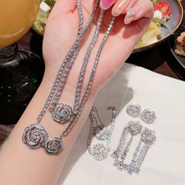 Zirkon-Kamelien-Armband, Ohrringe-Halsketten-Set, Super-Bling-Luxus-Hochzeitsschmuck, 18-Karat-Platin-Überzug aus Messing