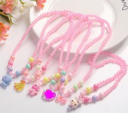 Collana con ciondolo di perle per bambini Ragazza Cartone animato Animale Frutta Cuore Allegro Collane Gioielli per bambini regalo di compleanno bianco rosa