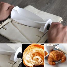 Plastic Handle Rolling Cutter For Making Croissant Bread Dough Pastry Knife Wooden Handle Baking Kitchen Knife 201023