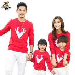 2020 Christmas Family Look Deer Mommy and Me Clothes Matching Family Clothing Sets Mother Daughter Father Baby T-shirt LJ201111