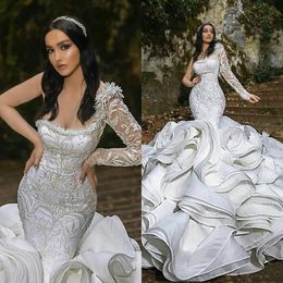 2021 Luxury Ruffles Mermaid Bröllopsklänningar Plus Storlek En Shoulder Chapel Train Gorgeous Bridal Gowns Nigerian Arabiska Äktenskapsklänning