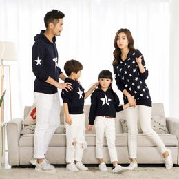 2 Colors Cotton Printing Long Sleeve Father Mom And Son Pullover Sweater Matching Mother Daughter Clothes Family Clothing LJ201111