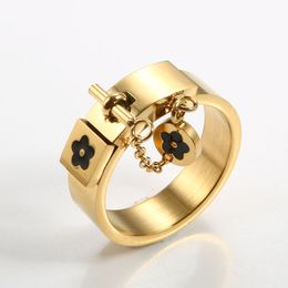 -Fashion Lucky Flower Charm con anillo de cadena Oro / Sliver Acero inoxidable Amor Promise Anillos de dedo Para Mujeres Hombres Joyería Regalo