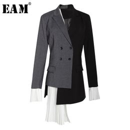 [EAM] New Autumn Summer Lapel Long Sleeve Grey Hit Colour Pleated Irregular Split Joint Jacket Women Coat Fashion Tide YC9 201109