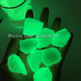 1000g Rochas fluorescentes ásperas cruas brilhantes no escuro mágico de pedra de cristal verde azul luminoso pedaços de pedras preciosas para decorações de jardim de aquário