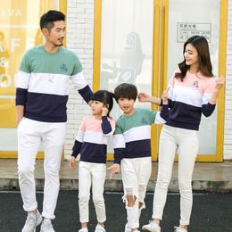 Family Matching Outfits Father Son Mother Daughter Long-Sleeve Cotton Men Women Child T-Shirts Spring Autumn Family Clothing LJ201111