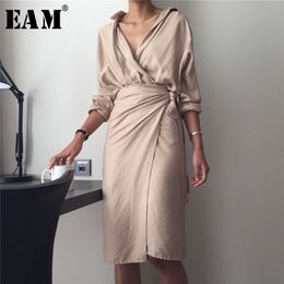 [EAM] 2020 New Spring Autumn V-Neck Long Sleeve Waist Bandage Loose Big Size Temperament Dress Women Fashion Tide LJ200820