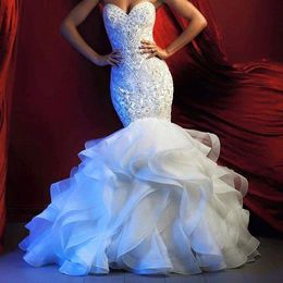 Splendidi abiti da sposa a sirena di cristallo Sweetheart Abiti da sposa in pizzo con applicazioni nigeriane africane bianche Gonne a balze arricciate Robe De Mariee