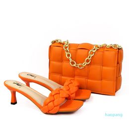 Orangefarbenes Damen-Set aus eleganten Schuhen und Taschen mit verzierten oder mit Strasssteinen verzierten italienischen Hausschuhen und passenden hochwertigen Party-Sandalen