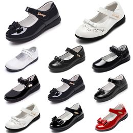 2021 Designer-Plateauschuhe für Baby-Mädchen, Leder-Prinzessinnenschuhe mit weichem Boden, Schwarz, Dreifachweiß, Outdoor-Sommer, Walking, Joggen