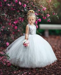 2022 Cute Silver Sequined Flower Girls Dresses For Weddings Jewel Neck Lace Tulle Sequins Hollow Back With Bow Birthday Children Girl Pageant Gowns Ball Gown