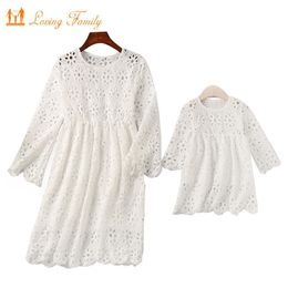 Family Matching Outfits 2020 Summer Clothes Mommy And Me Clothing Lace Mother Daughter Dresses Family Look Half Sleeve Dress LJ201111