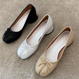 Designer Genuine Leather Split Toe Round Low Heels Shoes Women Spring Autumn New Bowknot Tabi Ninja Pig Feet Pumps Ladies02