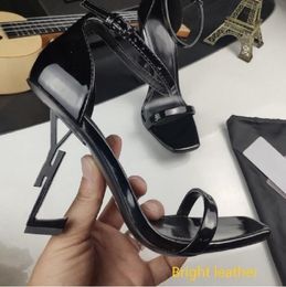 Tasarımcı Stiletto Yüksek Topuklu Ayakkabı Kaliteli Mektup Sandalet Marka Siyah Parlak Deri Bandaj Wrap Topuk Kadın Ayakkabı Ziyafet Stilist Bayanlar Sandal Yaz Ayakkabı