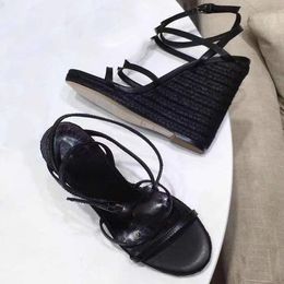 2021-Mulheres Sandal Designer Sandálias de Metal Y Sandal Salto Mulheres Sandal Genuíno Couro Castanho Couro Preto Sapatos 34-41 com caixa