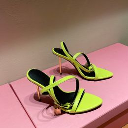 Designer de moda Sandálias femininas de salto agulha de metal com fechadura dourada decoram sapatos femininos de couro genuíno sandália feminina de salto alto de banda estreita tamanho americano 4-11 com caixa