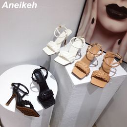 Aneikeh NUOVO 2020 scarpe da donna sexy a scacchi T-legato patchwork classici della moda punta quadrata tacchi alti per il tempo libero estate PU sandali C0129