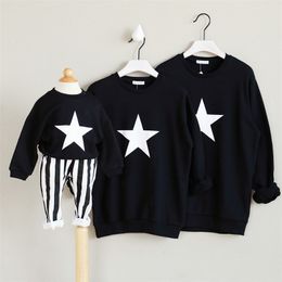 Mother And Daughter Clothes Family Look Outfits Mommy And Me Black Star Sweatshirt Mom Daughter Son Swearshirts Kids Pullovers LJ201111