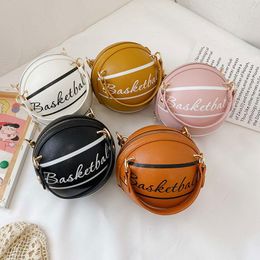 2021 Monederos de bola para adolescentes Mujeres Bolsas de hombro Cadena Crossbody Bolsas Mano Personalidad Mujer Cuero Pink Basketball Bag