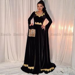 Middle East Arabic Dubai Prom Dresses Black Long Sleeves Velvet Gold Applique Kosovo Albanian Caftan Evening Party Gowns
