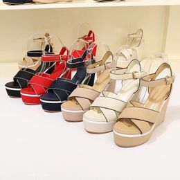 Berühmte Damen-Sandalen mit dickem Boden, Keilabsatz, modischer Knöchelriemen, Damen-Pumps, Partykleid-Schuhe