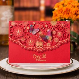 -(30 Stück / Los) Traditionelles Übersee chinesische rote Hochzeitseinladungskarte Laserschnitt Schmetterling Ehe Gast Einladungen CX017