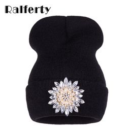 Ralferty Winter Hats For Women Knitted Luxury Flower Crystal Beanies Hat Female Skullies Caps Black Streetwear Gorras Gorro Y201024