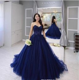 2020 Sweetheart Neck Ball Gown Prom Quinceanera Klänning Vintage Navy Blue Lace Applique Formell Party Sweet 15 Party Dresses