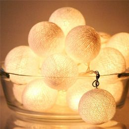 20pcs/set White Battery Operated Cotton Balls String Lights Christmas LED Garland Holiday Party Wedding Baby Kid Room Decoration Y201020