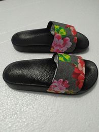 Neue Heiße Frauen Sandalen Qualität Stilvolle Slipper Mode Klassiker Sandalen Frauen Slipper Flache Schuhe Slide Größe 35-45 mit Blume box schuh